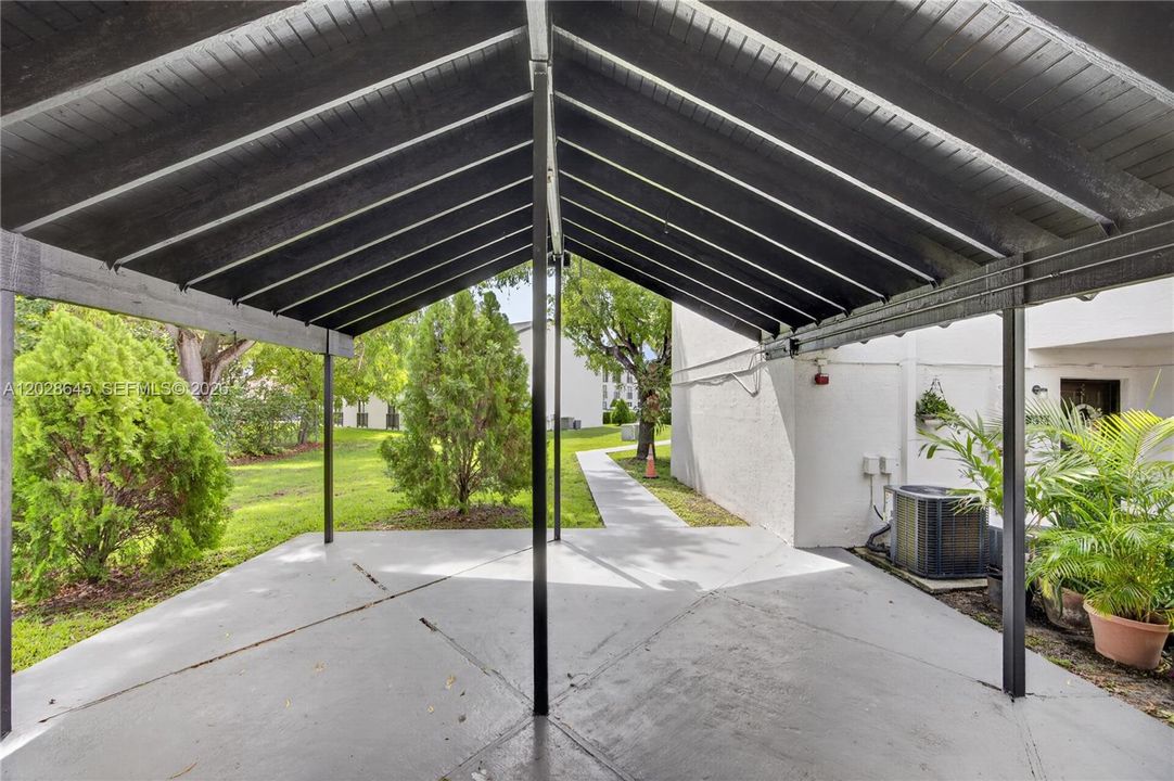 For Sale: $289,000 (2 beds, 2 baths, 956 Square Feet)