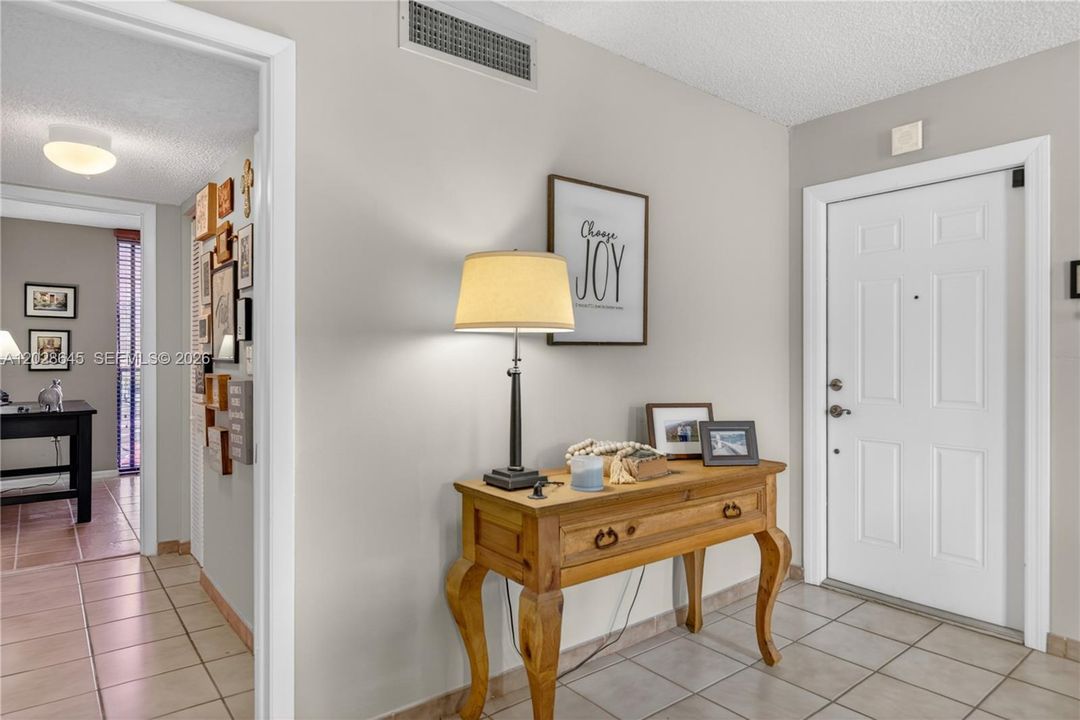 For Sale: $289,000 (2 beds, 2 baths, 956 Square Feet)