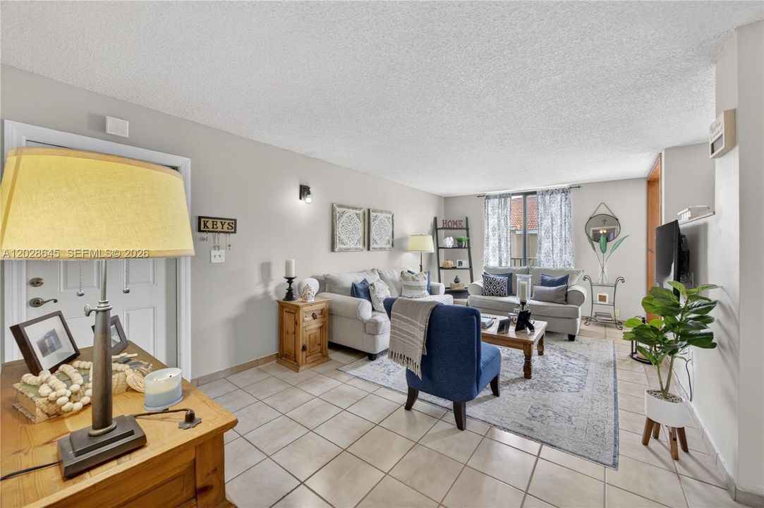 For Sale: $289,000 (2 beds, 2 baths, 956 Square Feet)
