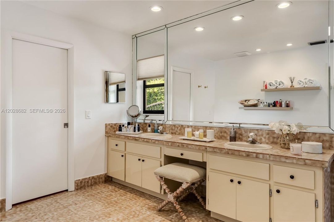 For Sale: $1,995,000 (5 beds, 3 baths, 3678 Square Feet)