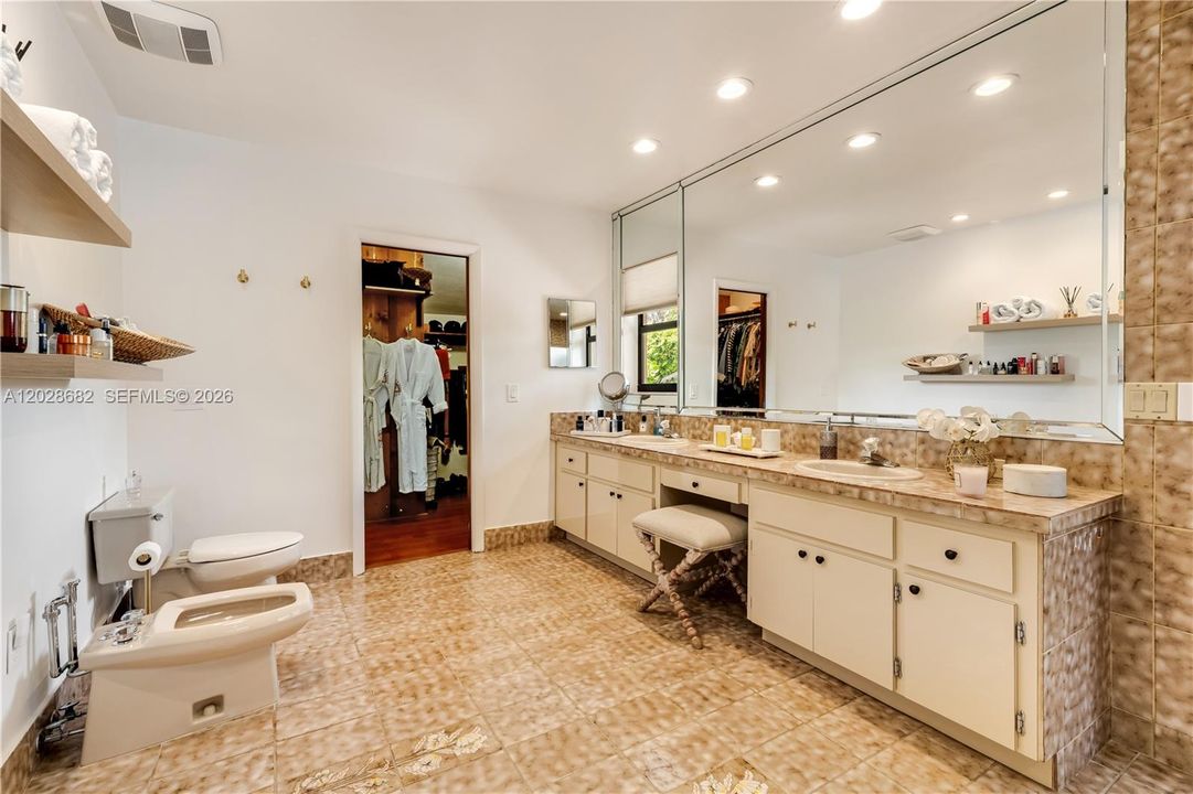 For Sale: $1,995,000 (5 beds, 3 baths, 3678 Square Feet)