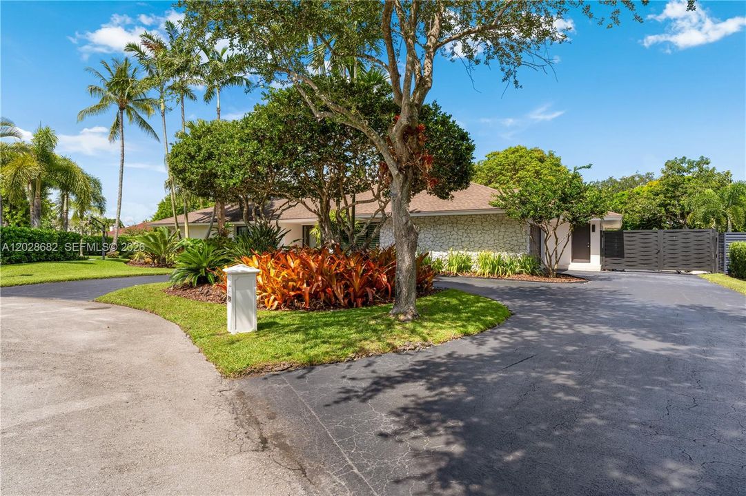 For Sale: $1,995,000 (5 beds, 3 baths, 3678 Square Feet)