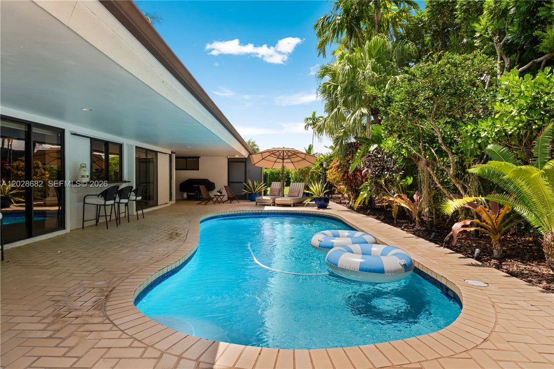 For Sale: $1,995,000 (5 beds, 3 baths, 3678 Square Feet)