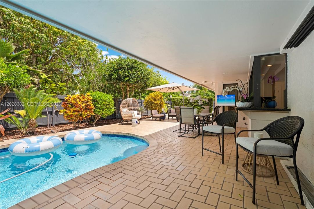 For Sale: $1,995,000 (5 beds, 3 baths, 3678 Square Feet)