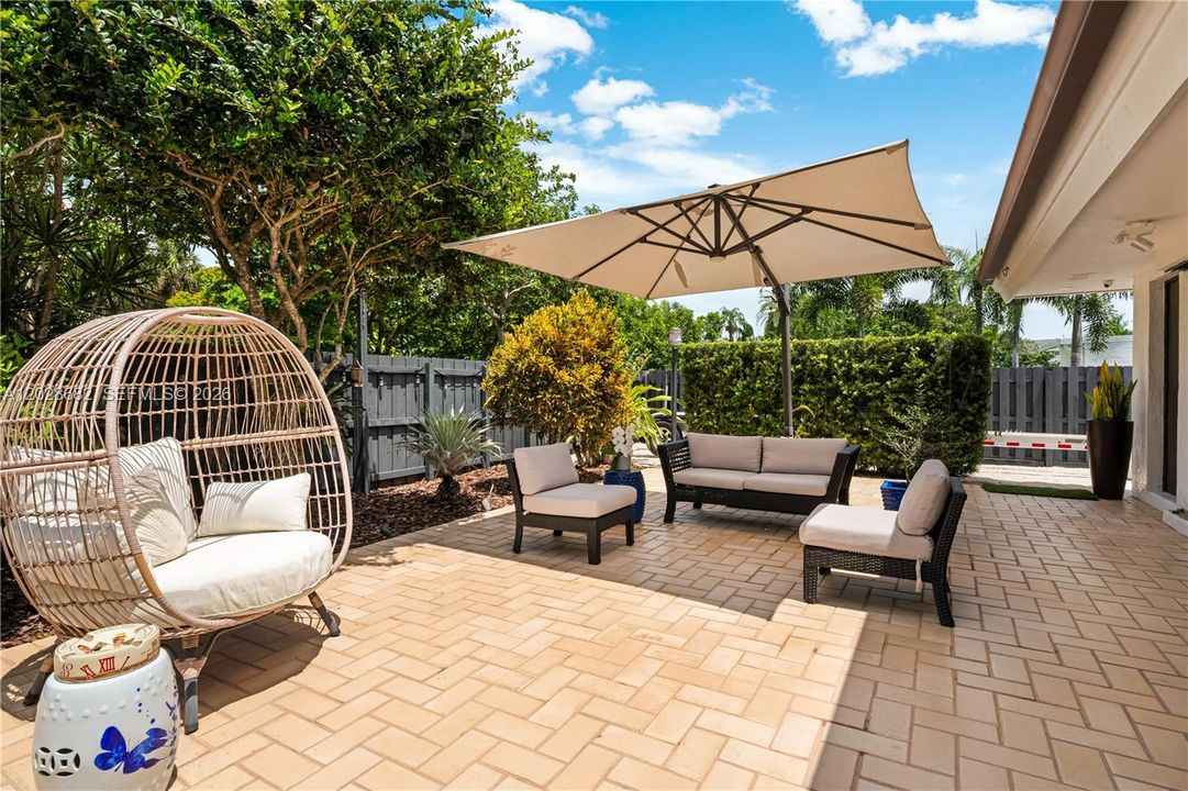For Sale: $1,995,000 (5 beds, 3 baths, 3678 Square Feet)