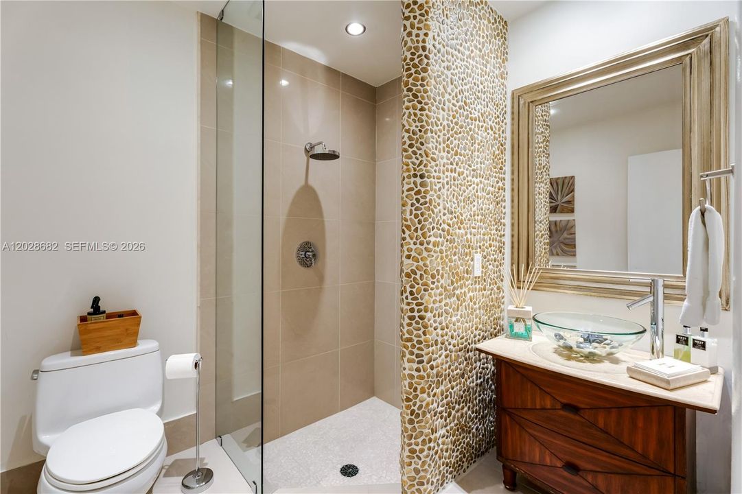 For Sale: $1,995,000 (5 beds, 3 baths, 3678 Square Feet)