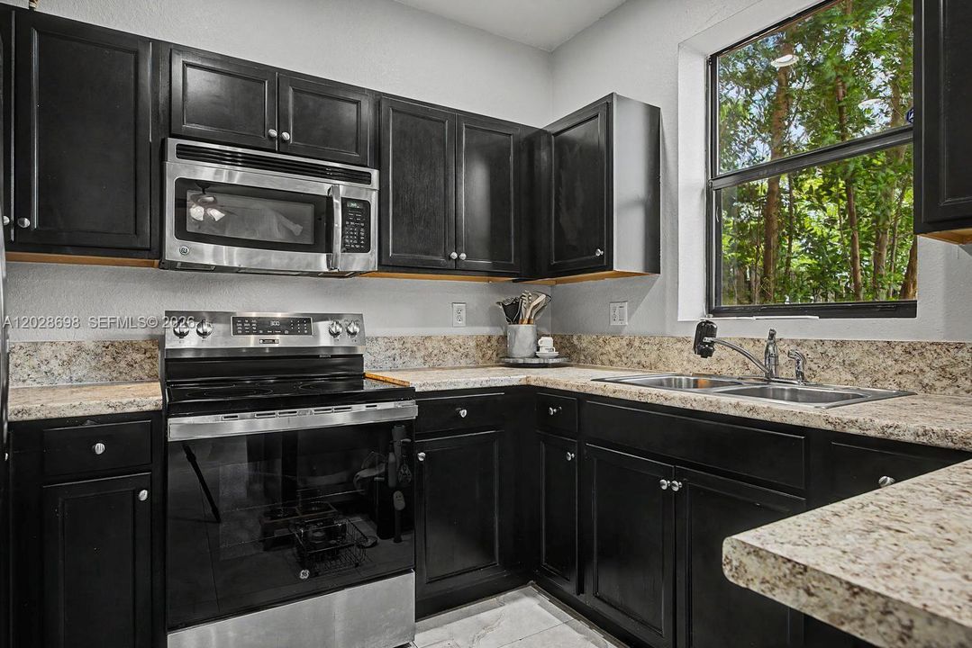 Active With Contract: $349,999 (3 beds, 2 baths, 1452 Square Feet)