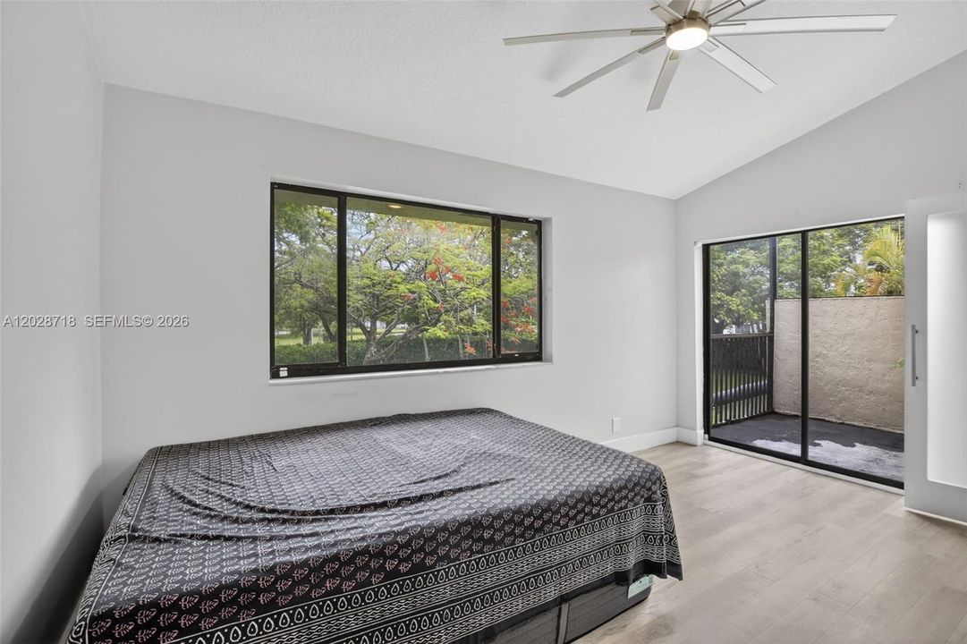 For Sale: $273,000 (1 beds, 1 baths, 832 Square Feet)