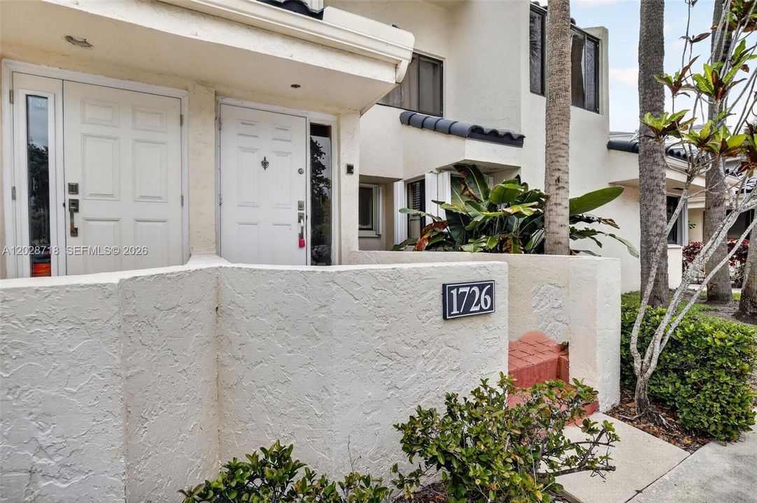 For Sale: $273,000 (1 beds, 1 baths, 832 Square Feet)