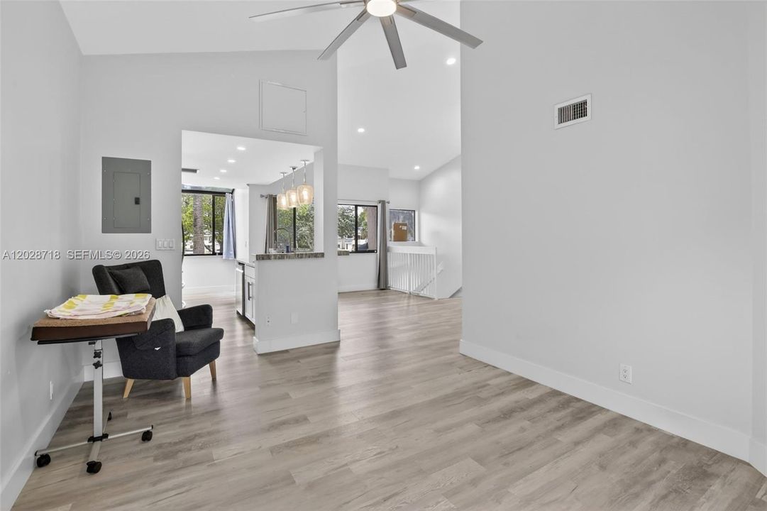 For Sale: $273,000 (1 beds, 1 baths, 832 Square Feet)
