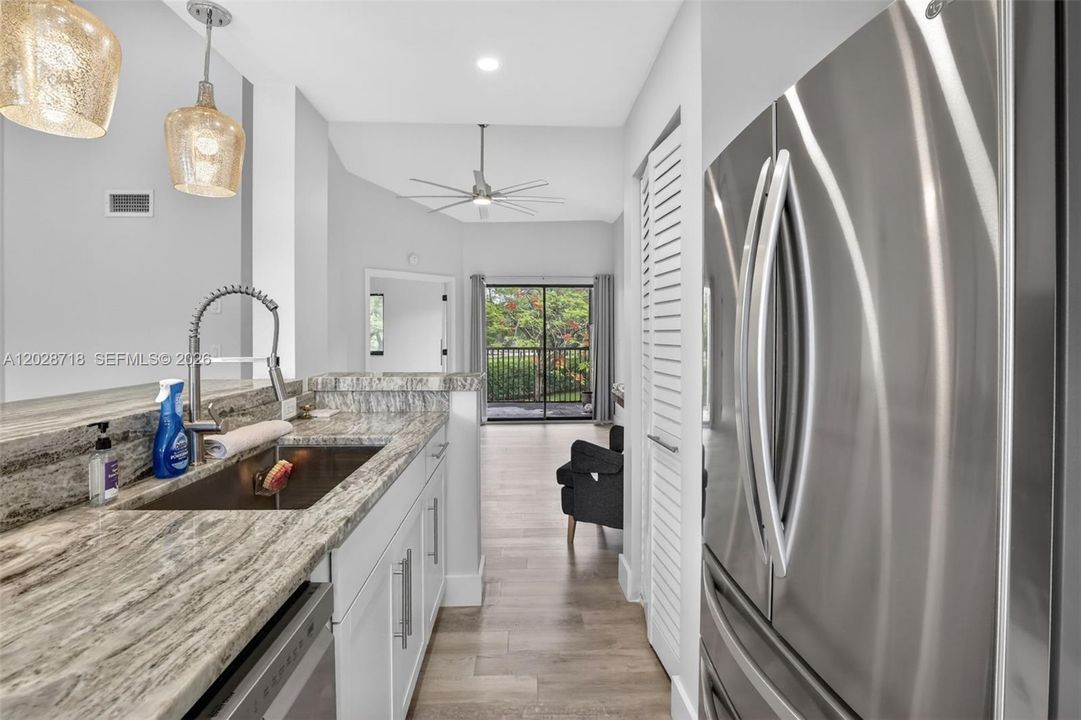 For Sale: $273,000 (1 beds, 1 baths, 832 Square Feet)