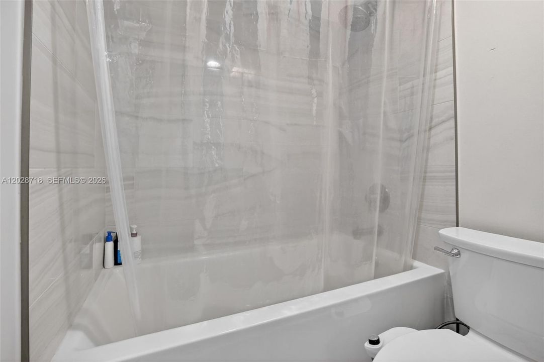 For Sale: $273,000 (1 beds, 1 baths, 832 Square Feet)