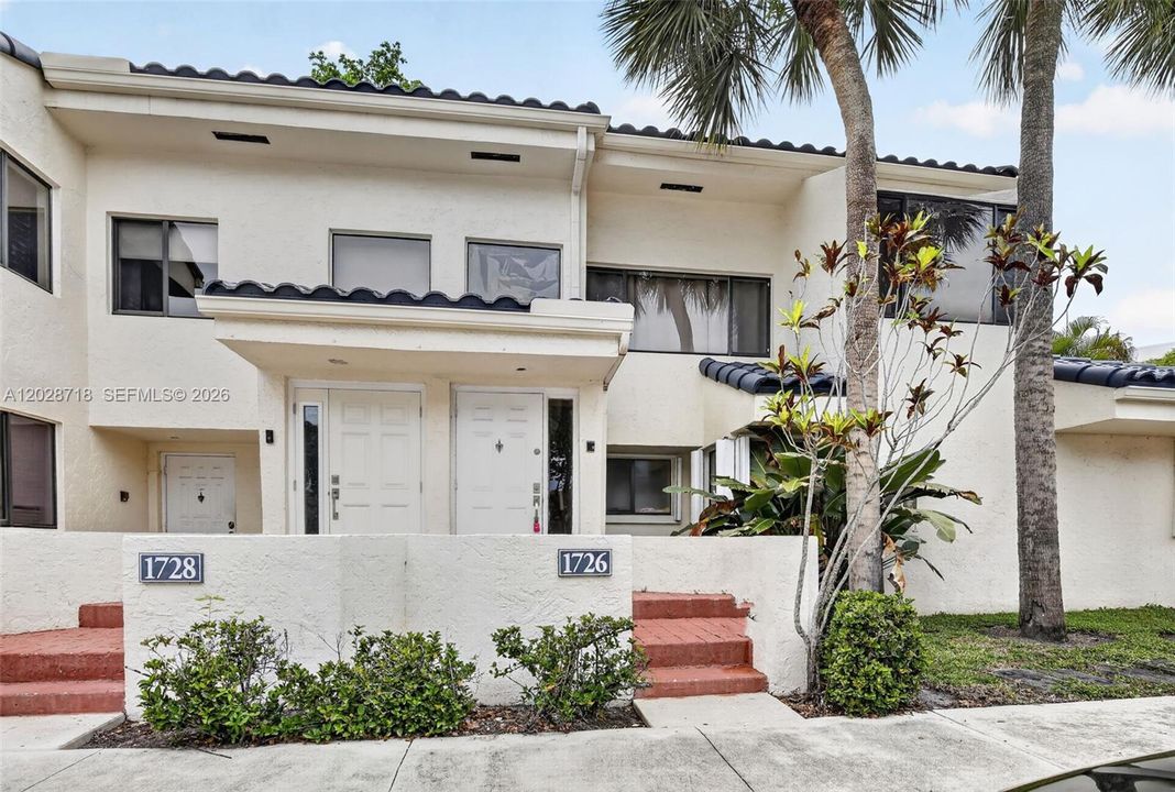 For Sale: $273,000 (1 beds, 1 baths, 832 Square Feet)