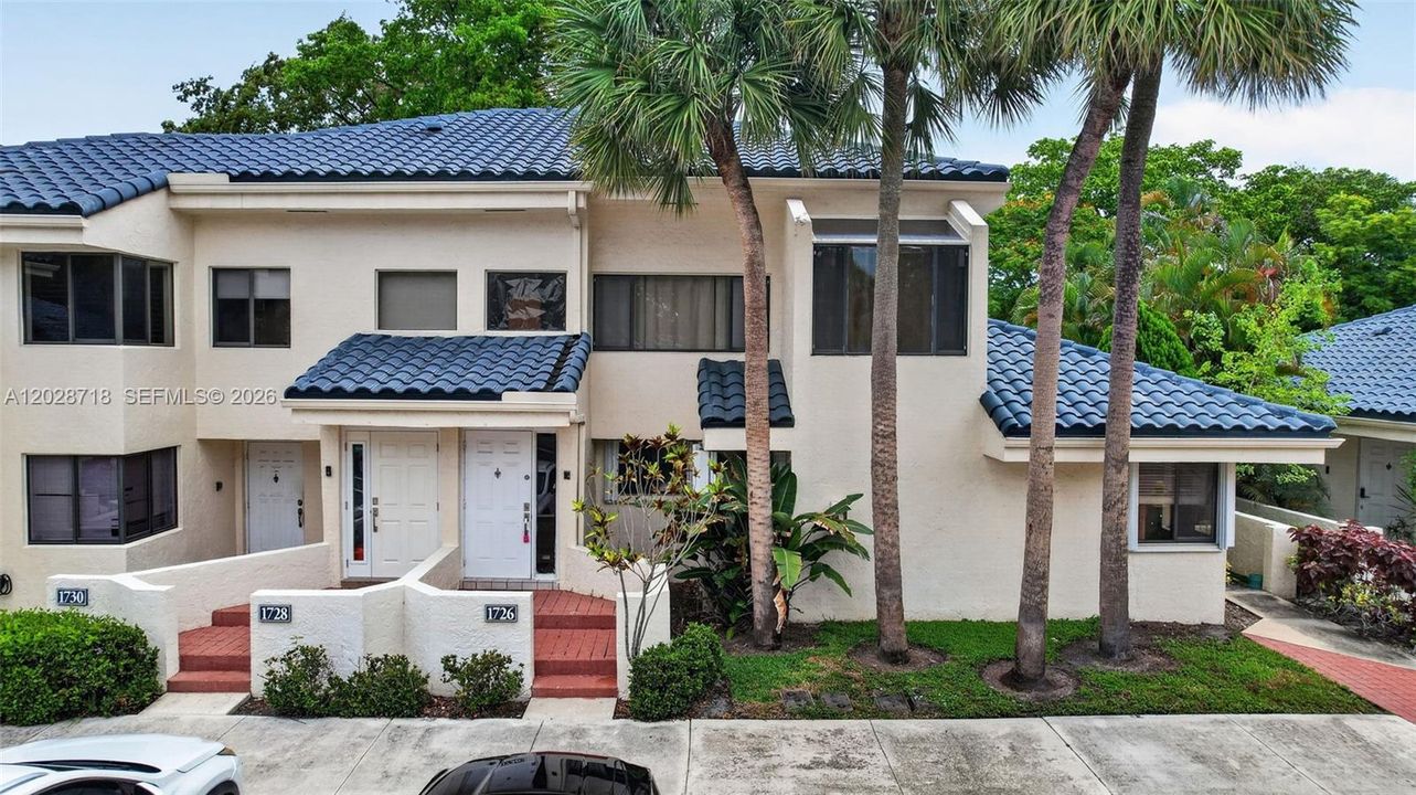 For Sale: $273,000 (1 beds, 1 baths, 832 Square Feet)