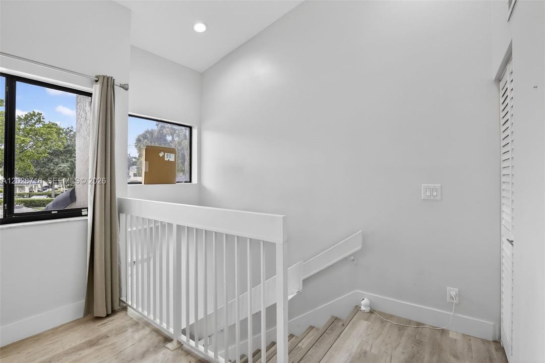 For Sale: $273,000 (1 beds, 1 baths, 832 Square Feet)