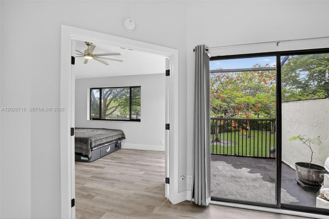 For Sale: $273,000 (1 beds, 1 baths, 832 Square Feet)
