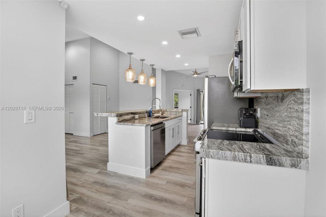 For Sale: $273,000 (1 beds, 1 baths, 832 Square Feet)
