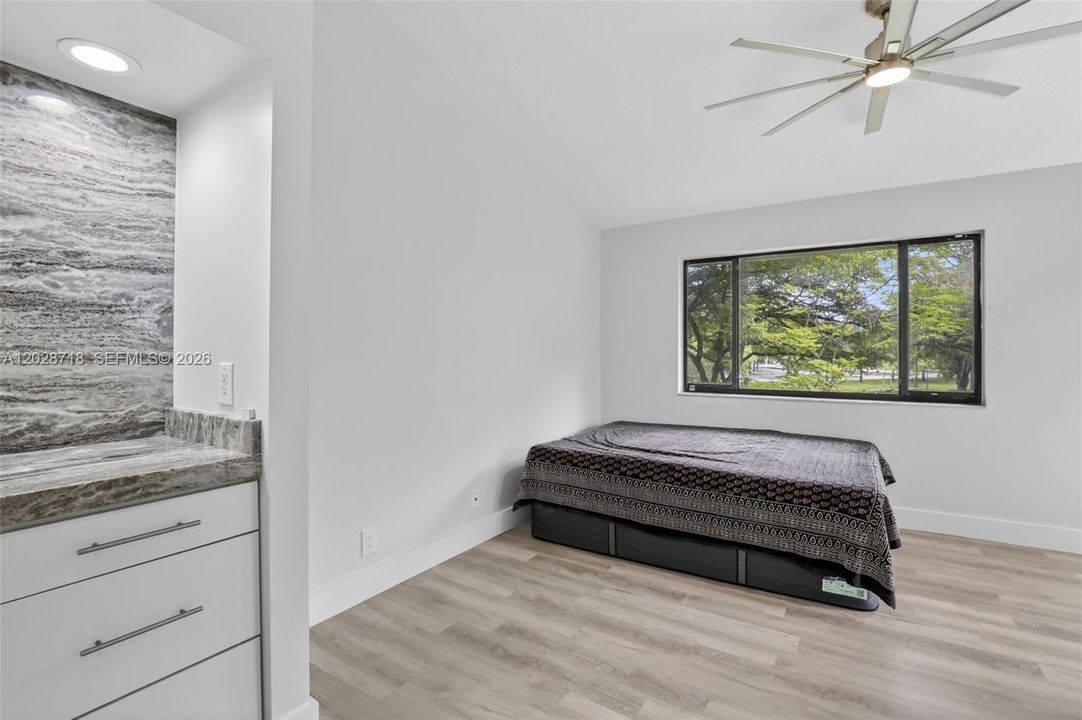 For Sale: $273,000 (1 beds, 1 baths, 832 Square Feet)
