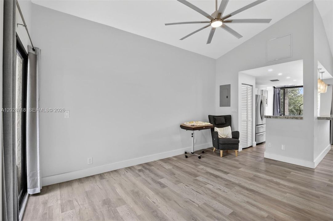 For Sale: $273,000 (1 beds, 1 baths, 832 Square Feet)
