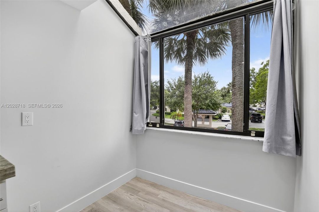 For Sale: $273,000 (1 beds, 1 baths, 832 Square Feet)