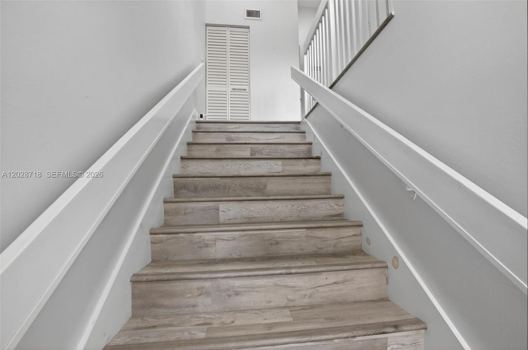 For Sale: $273,000 (1 beds, 1 baths, 832 Square Feet)