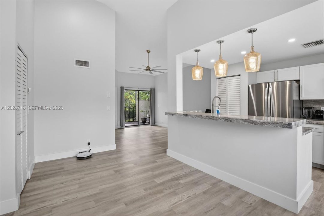 For Sale: $273,000 (1 beds, 1 baths, 832 Square Feet)