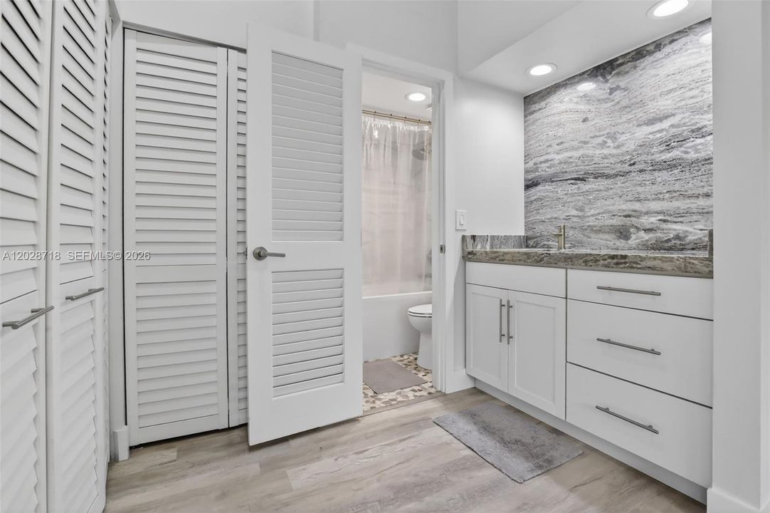 For Sale: $273,000 (1 beds, 1 baths, 832 Square Feet)