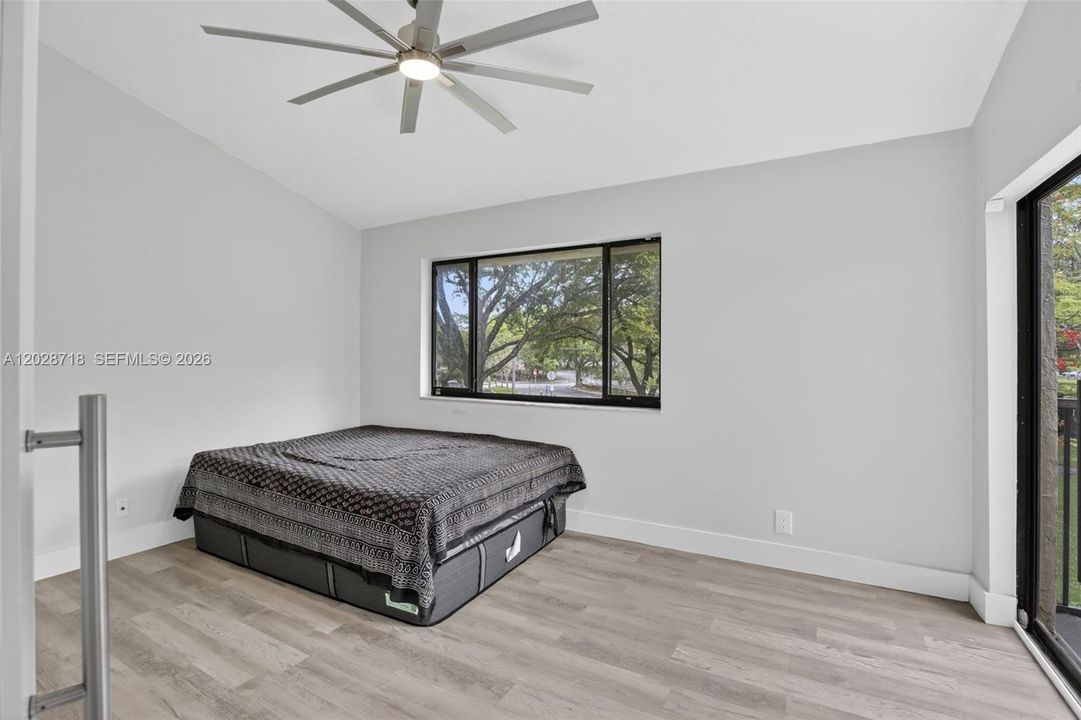 For Sale: $273,000 (1 beds, 1 baths, 832 Square Feet)