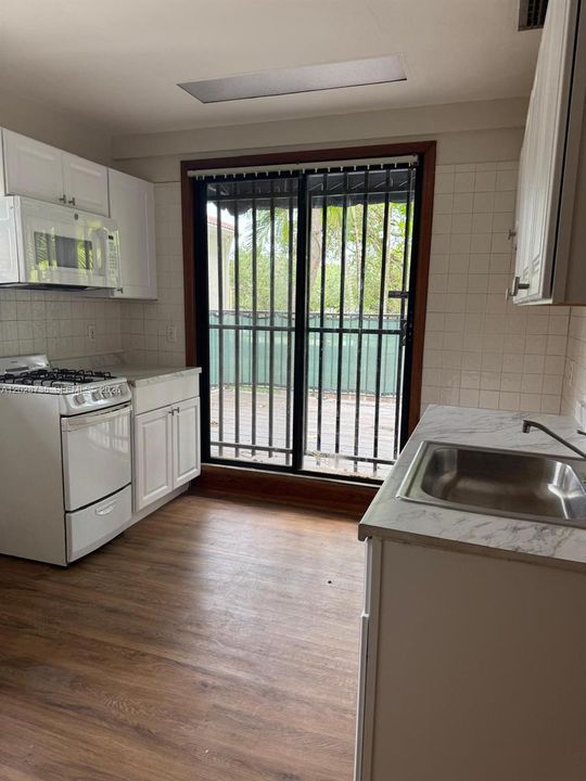 For Rent: $2,000 (1 beds, 1 baths, 2243 Square Feet)