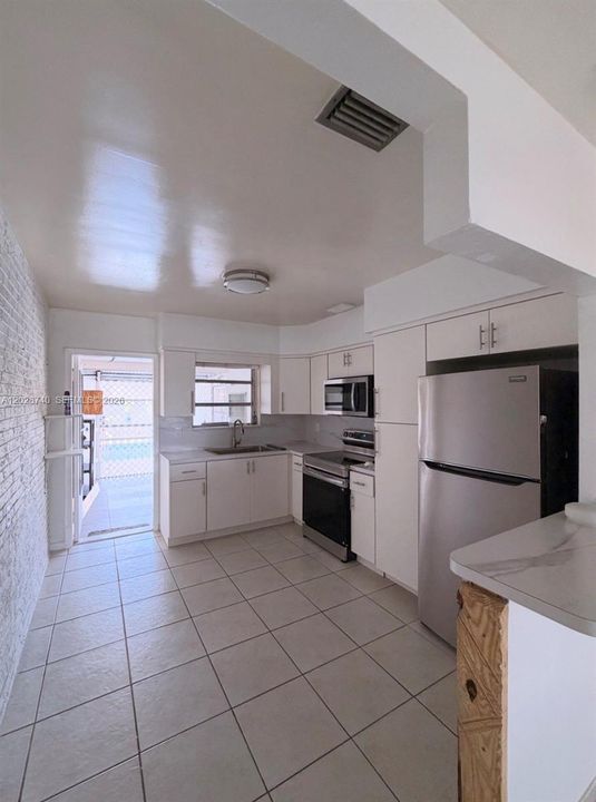 For Rent: $2,500 (2 beds, 1 baths, 1829 Square Feet)