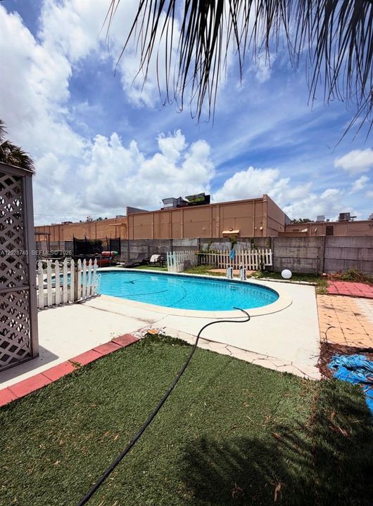 For Rent: $2,500 (2 beds, 1 baths, 1829 Square Feet)