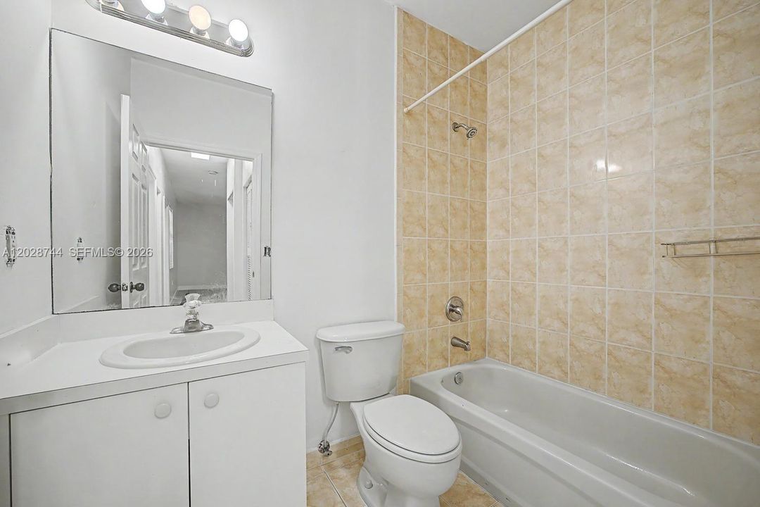 Active With Contract: $249,999 (2 beds, 2 baths, 1048 Square Feet)