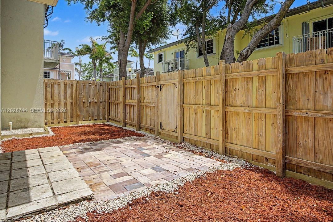 Active With Contract: $249,999 (2 beds, 2 baths, 1048 Square Feet)