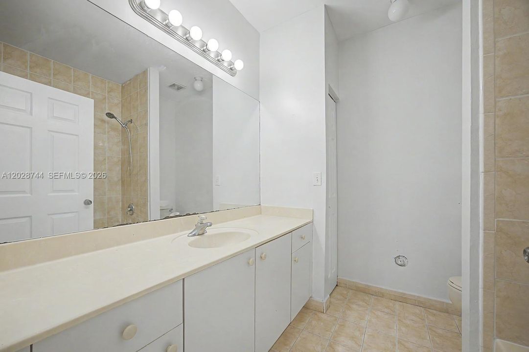 Active With Contract: $249,999 (2 beds, 2 baths, 1048 Square Feet)