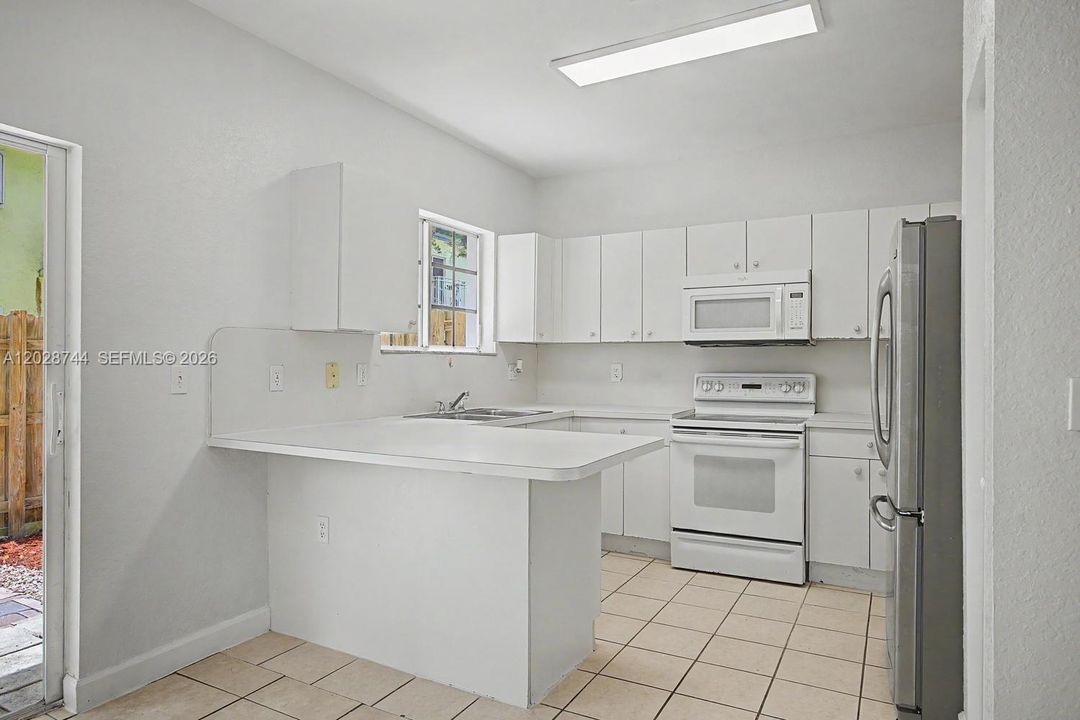 Active With Contract: $249,999 (2 beds, 2 baths, 1048 Square Feet)