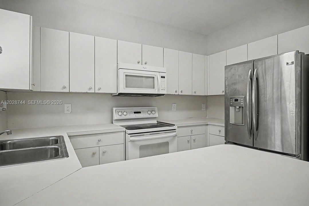 Active With Contract: $249,999 (2 beds, 2 baths, 1048 Square Feet)