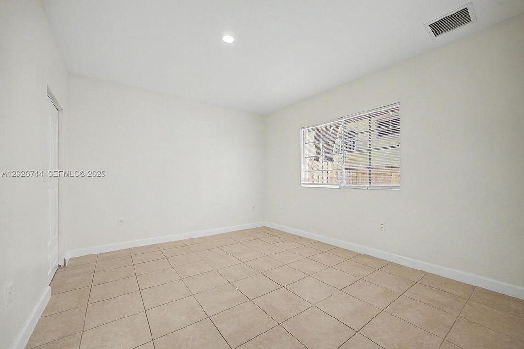 Active With Contract: $249,999 (2 beds, 2 baths, 1048 Square Feet)