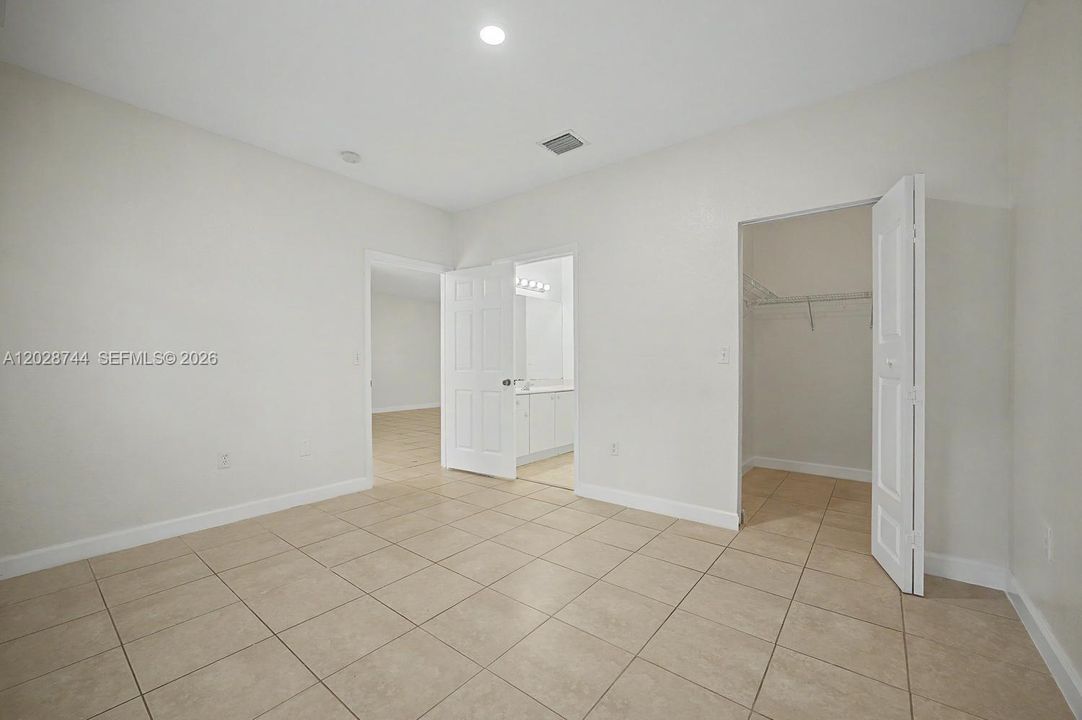 Active With Contract: $249,999 (2 beds, 2 baths, 1048 Square Feet)