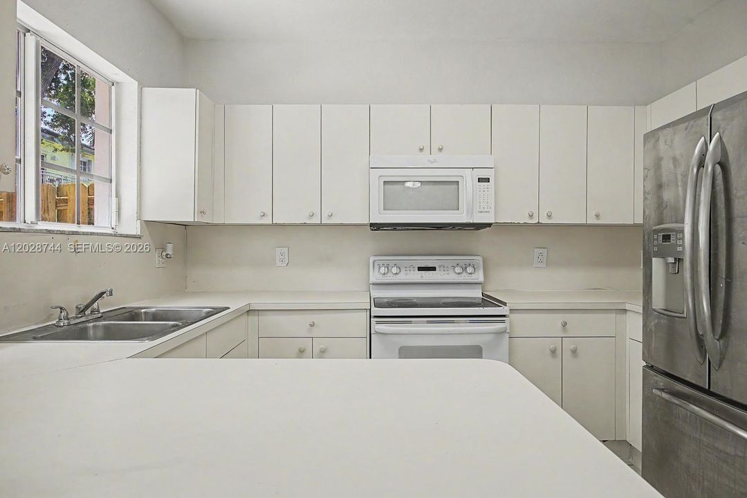 Active With Contract: $249,999 (2 beds, 2 baths, 1048 Square Feet)