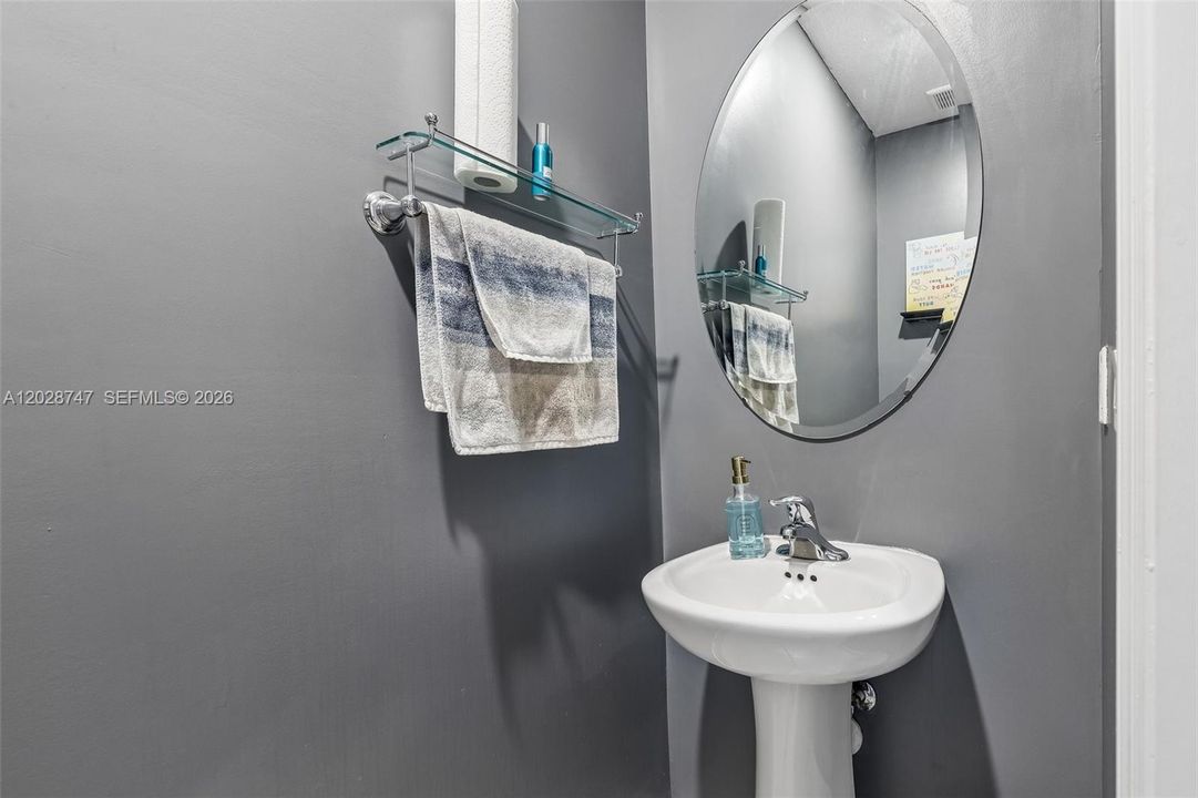 For Sale: $505,000 (4 beds, 3 baths, 1936 Square Feet)