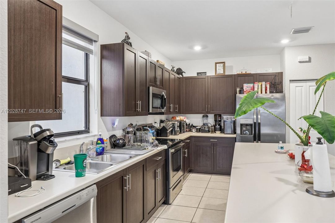 For Sale: $505,000 (4 beds, 3 baths, 1936 Square Feet)