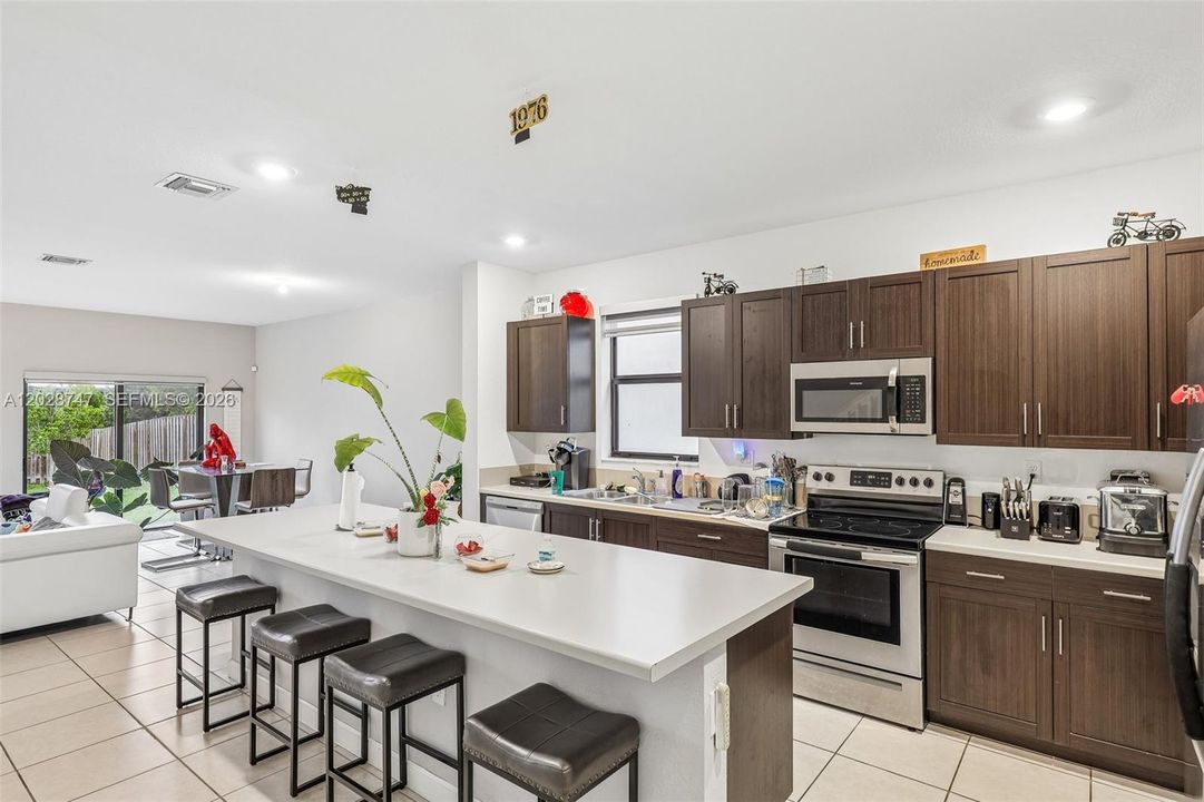 For Sale: $505,000 (4 beds, 3 baths, 1936 Square Feet)
