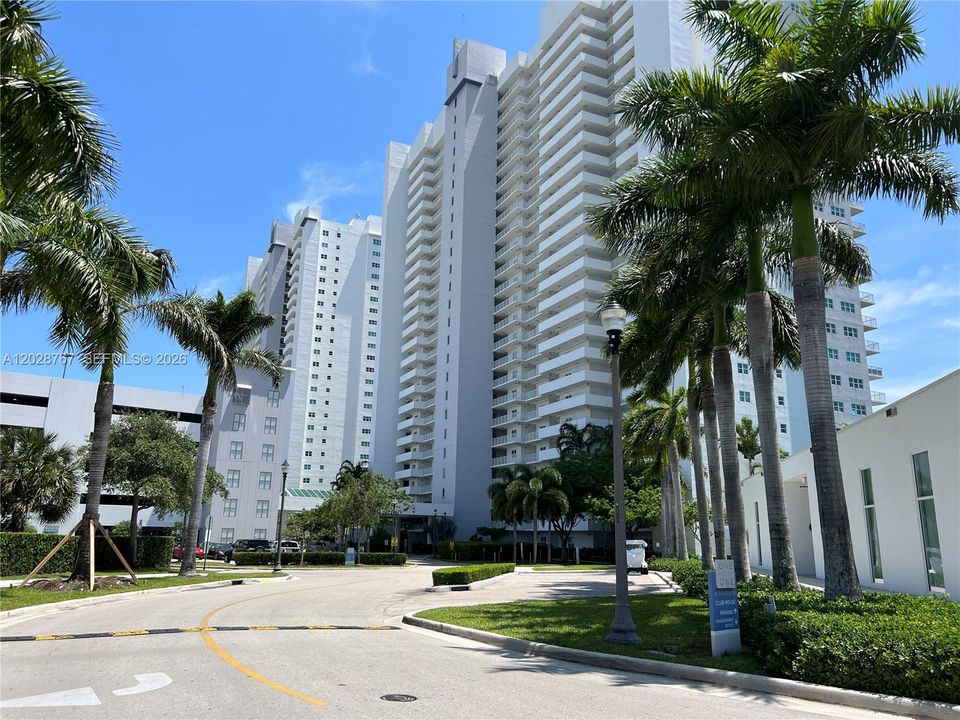 For Rent: $3,700 (3 beds, 3 baths, 1886 Square Feet)