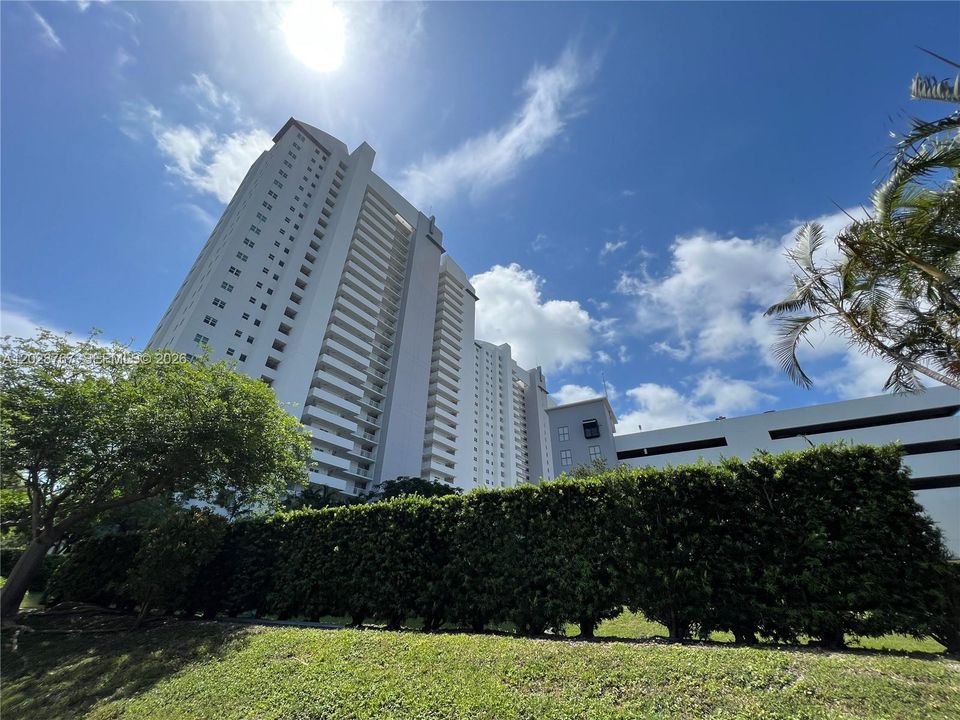 For Rent: $3,700 (3 beds, 3 baths, 1886 Square Feet)