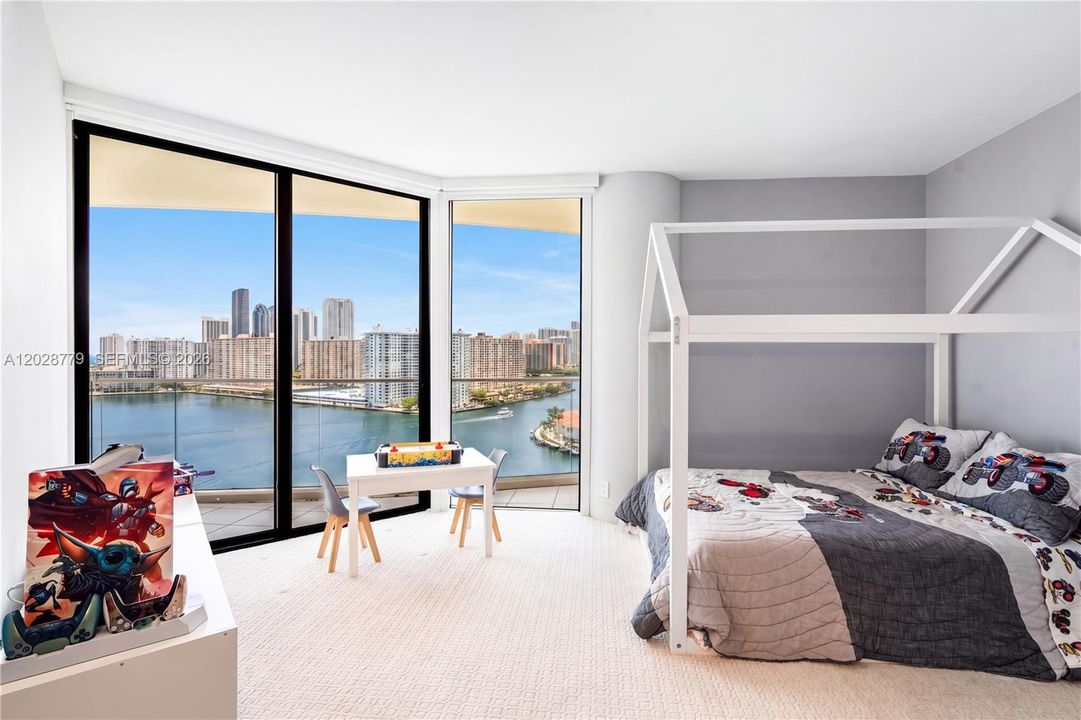 For Sale: $2,490,000 (3 beds, 5 baths, 3590 Square Feet)