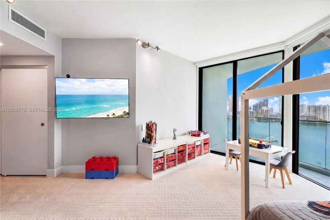 For Sale: $2,490,000 (3 beds, 5 baths, 3590 Square Feet)