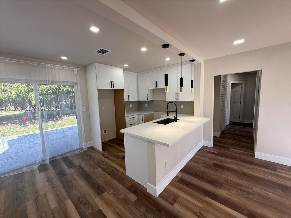Active With Contract: $465,900 (3 beds, 2 baths, 1000 Square Feet)