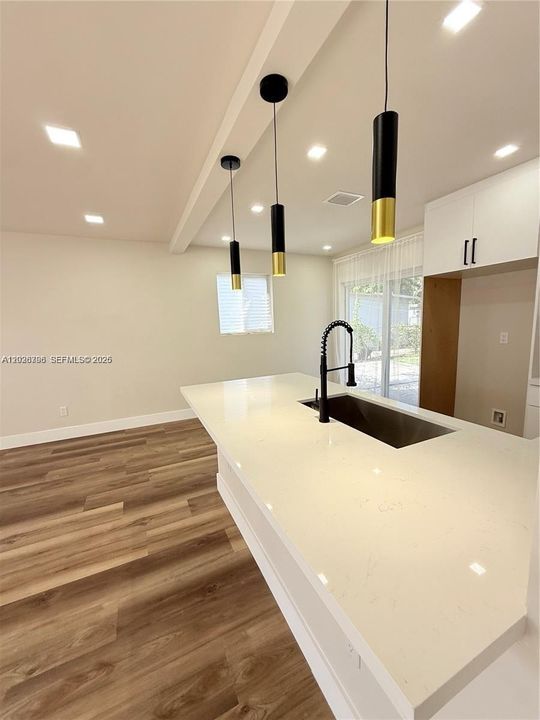 Active With Contract: $465,900 (3 beds, 2 baths, 1000 Square Feet)