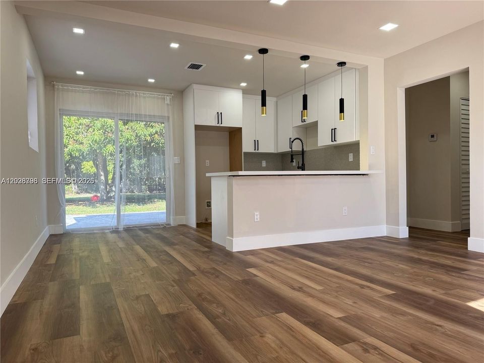 Active With Contract: $465,900 (3 beds, 2 baths, 1000 Square Feet)