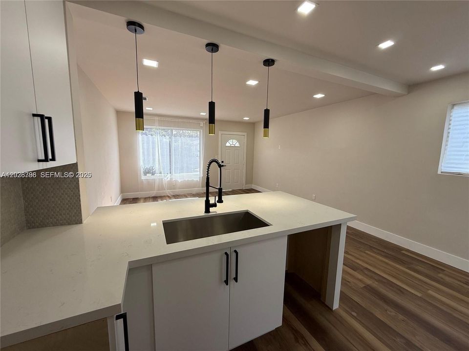 Active With Contract: $465,900 (3 beds, 2 baths, 1000 Square Feet)